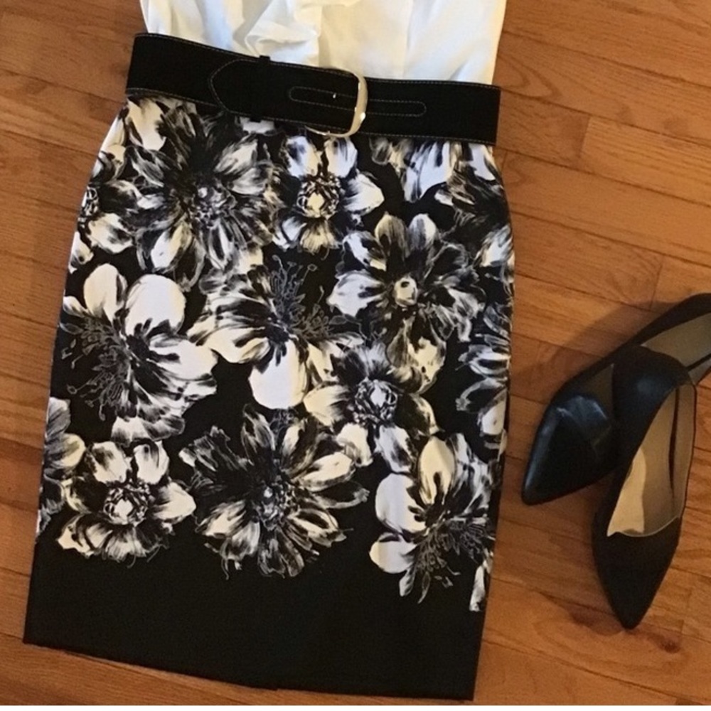 NEW ANN TAYLOR GORGEOUS FABRIC - FLORAL BLACK WHITE PENCIL SKIRT